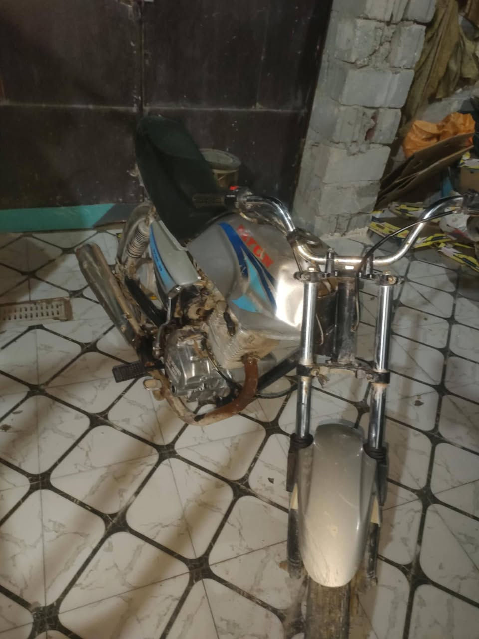 سلام عليكم دراجه للبيع كلك شغاله كامله مابيها اي نقص السعر 150 بيه مجال بسيط المكان كربلاء خلف جامعه كربلاء للستفسار عل الرقم ***********
