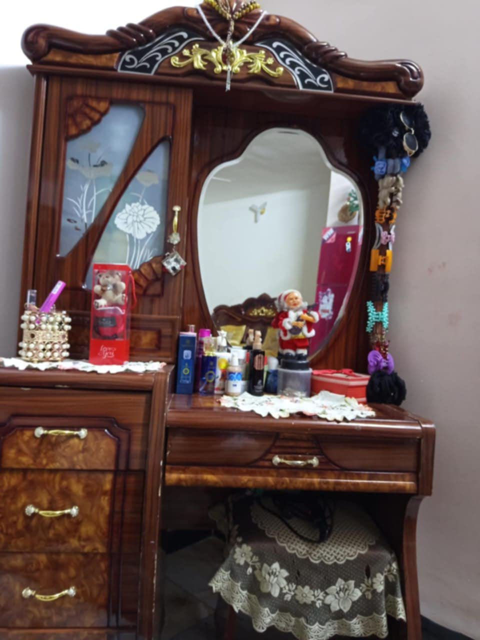 السلام عليكم متاح للبيع غرف نوم عدد 2 الصاج ب350 والثانيه ب200 المكان المحموديه حي السلام للاستفسار الاتصال على:*********** ///*********** غير متواجد عل فيس
