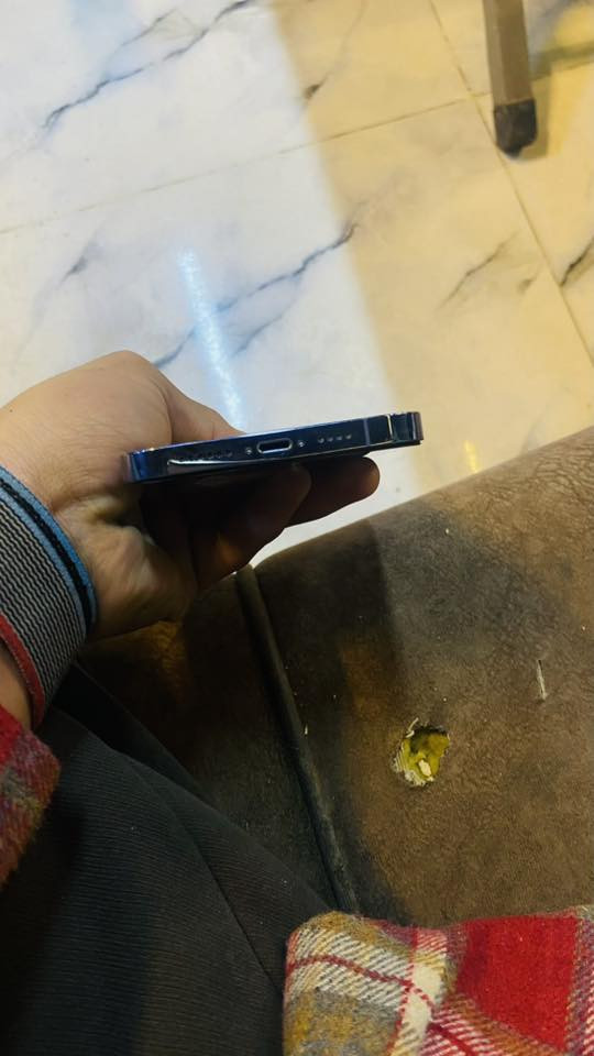 السلام عليكم قفل 350 بدون معامله تخبرني دكلي هسه جايك المواصفات هسه اذكرها حبه حبه 
13برو ماكس بحري 
الضهر نكسر وشلته بحيث تشتري ضهر تركب سعر الضهر ب 10بلجامعه 
مبدل بطاريه اصليه 93نسبه 
مبدل شاشه اصليه بيها فطر من فوك الضربه موضحه بلصور 
فيس ايدي شغال 
لون بحري 
كامرات فول 
شحن قطاره 
ذاكره128
تك سيم 
للاستفسار الاتصال *********** 
مكاني حي الشيماء
