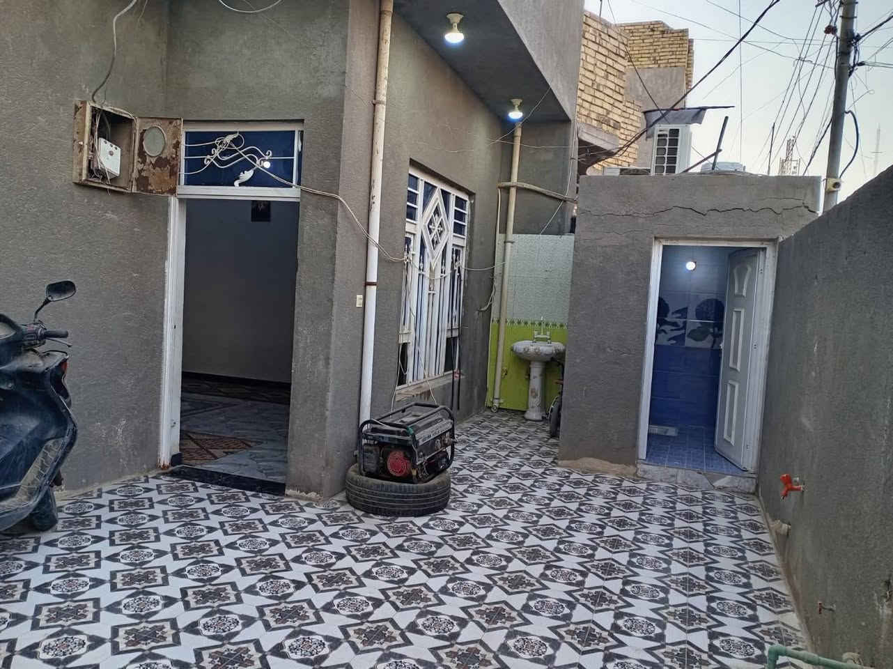 دار للبيع بحي الحكيم مساحته    200 متر يعد عن التبليط 50 متر يبعد عن الشارع العام 100 متر غرفتين وهول استقبال مطبخ صحيات الاتصال واتساب 5538563 0780   ***********
