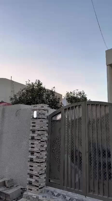 السلام عليكم متابعي صفحتنا الأعزاء يتوفر لدينا بيت للبيع وبسعر حلو و مناسب  طابو زراعي سند ٢٥مساحته ٢٠٠متر  يتكون البيت من طابقين ٣غرف نوم مع صالة ومطبخ واستقبال وصحيات وكراج يقع البيت في زراعي حي الأمير تدخل على البيت من يم الصيدلية الأولى أو من خلف كلية الإمام لمعرفة تفاصيل أكثر الاتصال على ***********
