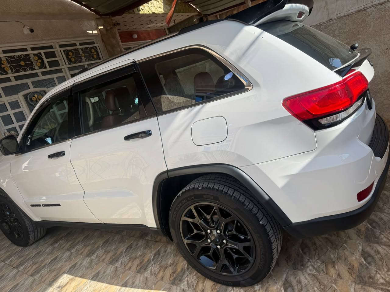 السلام عليكم
جيب لاريدو موديل 2017
امريكي داخله كلين 
لون ابيض 
مواصفات / بصمة + شاشة+كامرة +كشنات جلد تحكم ستيرن +تحكم كشنات 
رقم بغداد بسمي تحويل ثاني يوم سيارة نضيفة ماشي 180 ميل السعر 225 
كما موضحة بصورة مع السونار سيارة للاستفسار اتصل ع ***********
