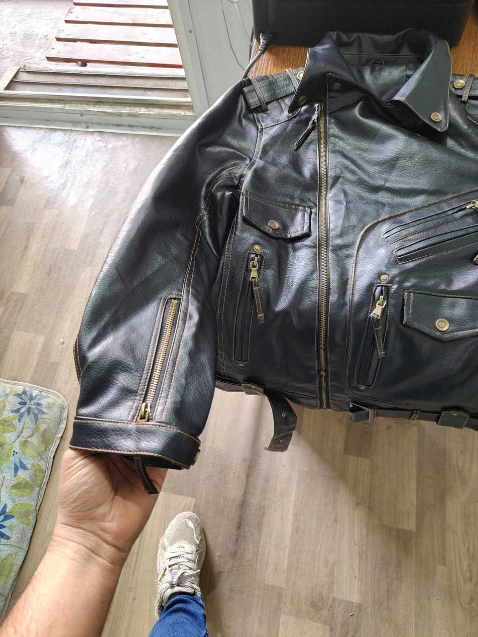 سلام عليكم اخواني الطيبين
عندي هاي القمصله للبيع نظيفه ما ملبوسه جلد ثخين وثكيله بسعر حلو 50 الف فقط
مكاني البصره
***********
