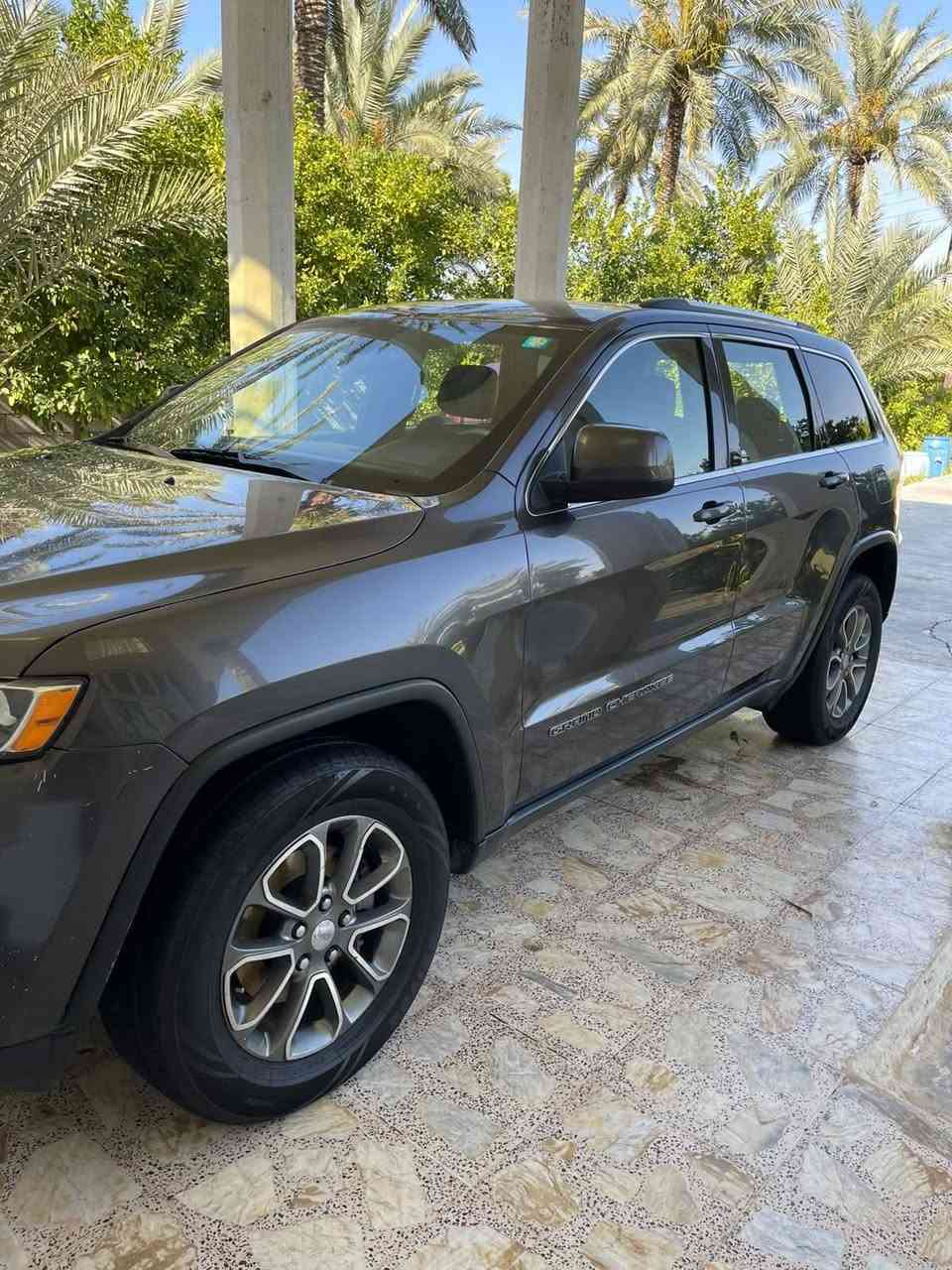 سلام عليكم جيب لاريدو موديل 19 نص فول سيارة جاهزة من كل نواحي سيارة بيها بنيد صبغ  فقط بدون دواخل مكان بغداد الراشديه رقم***********
