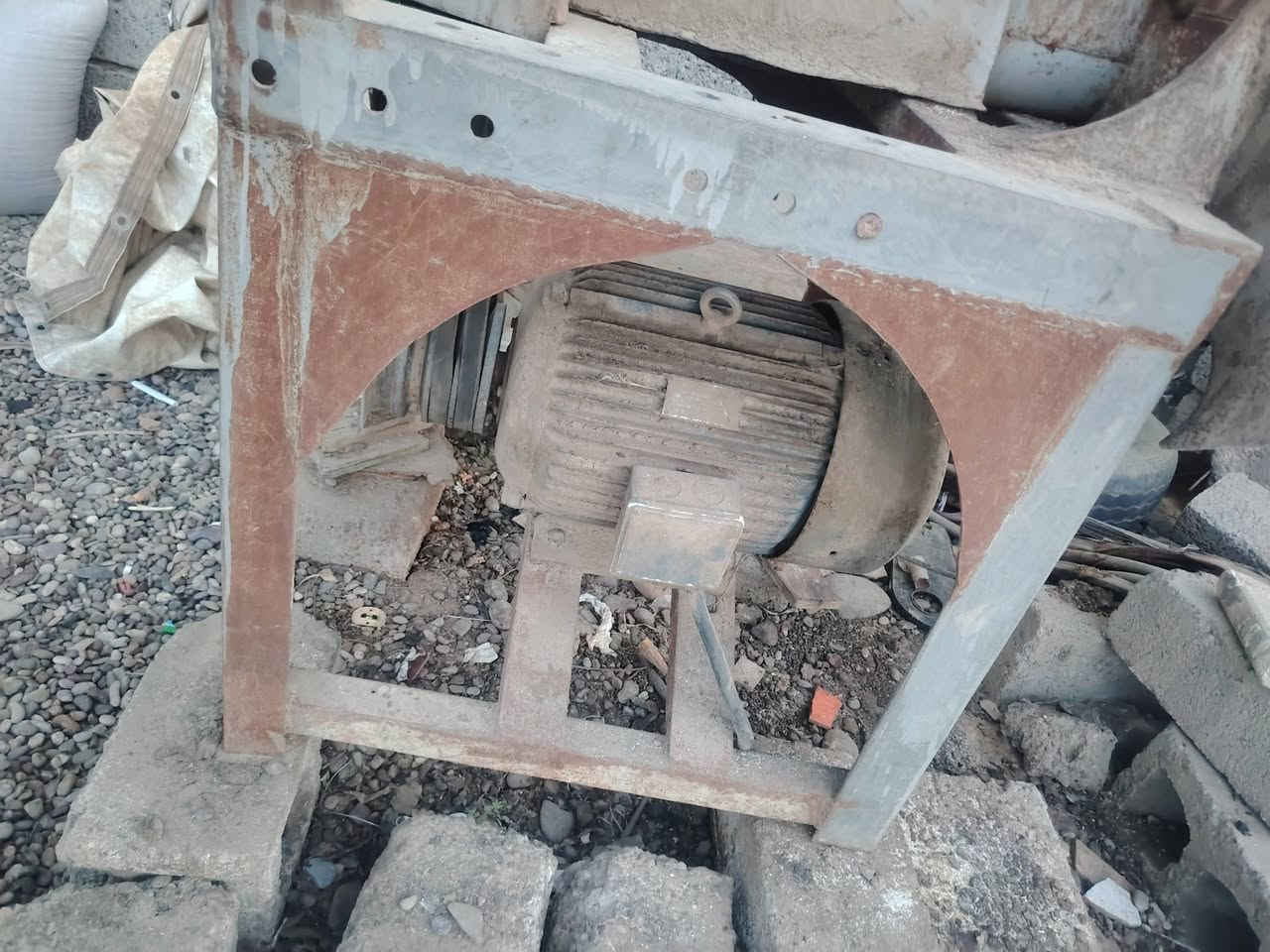 علیکم عندي جاروشه للبيع نضيفه شغاله المطور تري فيز سوي جریش مو طحين الاستفسار علی هاذا الرقم ***********
