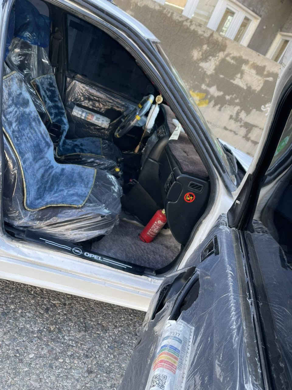 سەرەتا بەناوی خوای گەورە ئۆپڵ ڤیکتڕا علووج مەکینە ۲۰ مۆدێل ۱۹۹٤ گێڕو مەکینە بەشەرت ئێلفڕۆی نوێی لەسەرە لەدەعامی پێشەوە هەتا دەعامی دواوە کامل ئەشیای نوێی لەسەرە هەردوو دەعامی ۹٥ م بۆ بەستاوە دەشبوول ئێڕباگ نوێ بێ تەقیوی گەرمی و کارەبایی و ناوگێچ کامل ئیش دەکا بەشەرت برێکی مەزبووتە چوار تایەو ویلی نوێی لەسەرە سەیارەکە مەسرەفی تێدانیە توندو تۆڵە مووس و بڕاوەی نیە دەعمی قووڕسی نیە خایسو ڕزیوی نیە تاقم لایت و بەگلایتی نوێم بۆ بەستاوە کامل ژێر سەیارەکە لیدم بۆ بەستاوە سەیارەکە وەک ڕسمەکان جوان نەبوو مەسرەفی ڕێگات عایدی من سعری ۲٨ وەرەقەو کەمێک مەجال  نامه مەنێرە بڵێی پارەی ئاڕمێکە زۆر خاوێن و جوان ماوەتەوە شوێن کۆیە ***********
