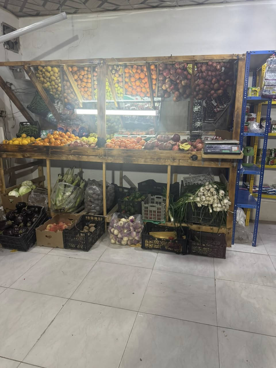 اسوق لبيع عنوان القرنه النهيرات الشمالية زرق بيه خير من الله سبب التعزيل عدم التوفر بسبب الدوام +غراض المحل تلاث عرضات عموديه +عرضه سطحيه +ميز فواكه جام+رفوفه 80كيلوو +مواد غذائية +سبالت تلاث طن +محل جاهز تسوك واكعد +لايجار 100الف رقم الهاتف ***********+‏‪0783 998 6244‬‏
