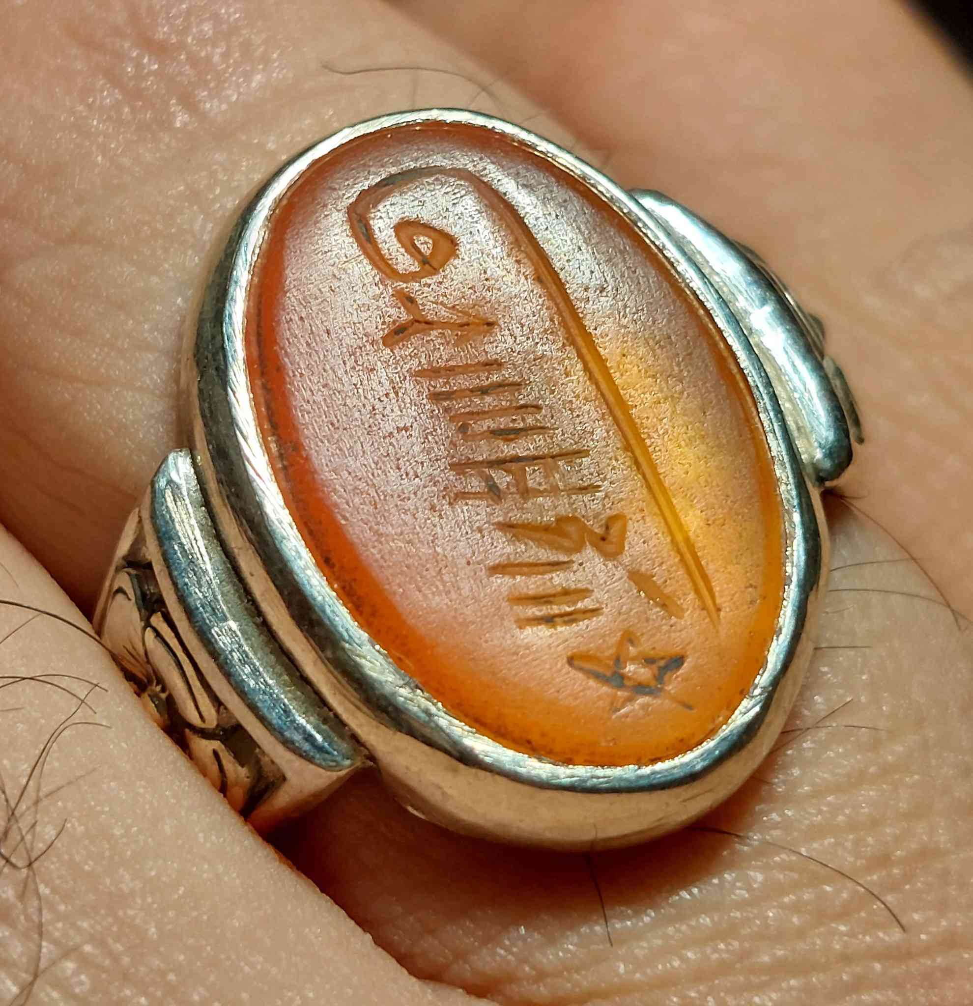 عقيق يماني منقوش طلسم شرف الشمس صياغة يدوية ثقيلة بغداد ***********
