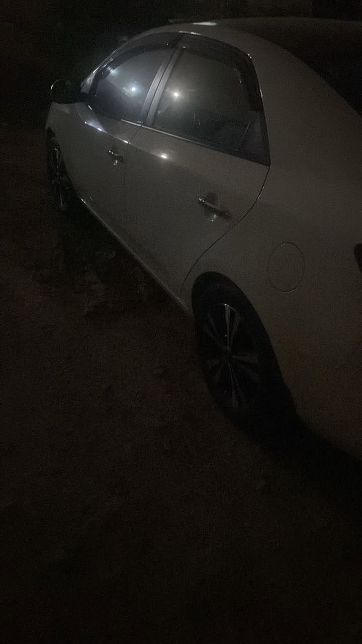 السلام عليكم سيراتو للبيع 2013 خليجي السياره نص فول ماشيه 200الف السياره نضيفه حيل السعر 100 ***********
