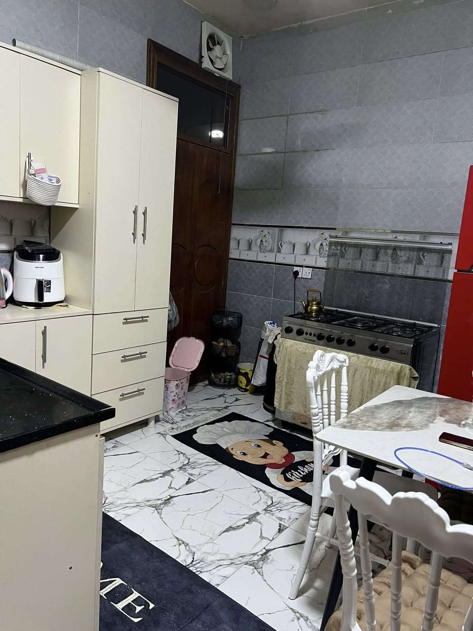 بيت للبيع ١٠٠ م طابقين والثاني نفس الطابق الأول كامل بهرز حي القادسية للاستفسار الاتصال ***********
