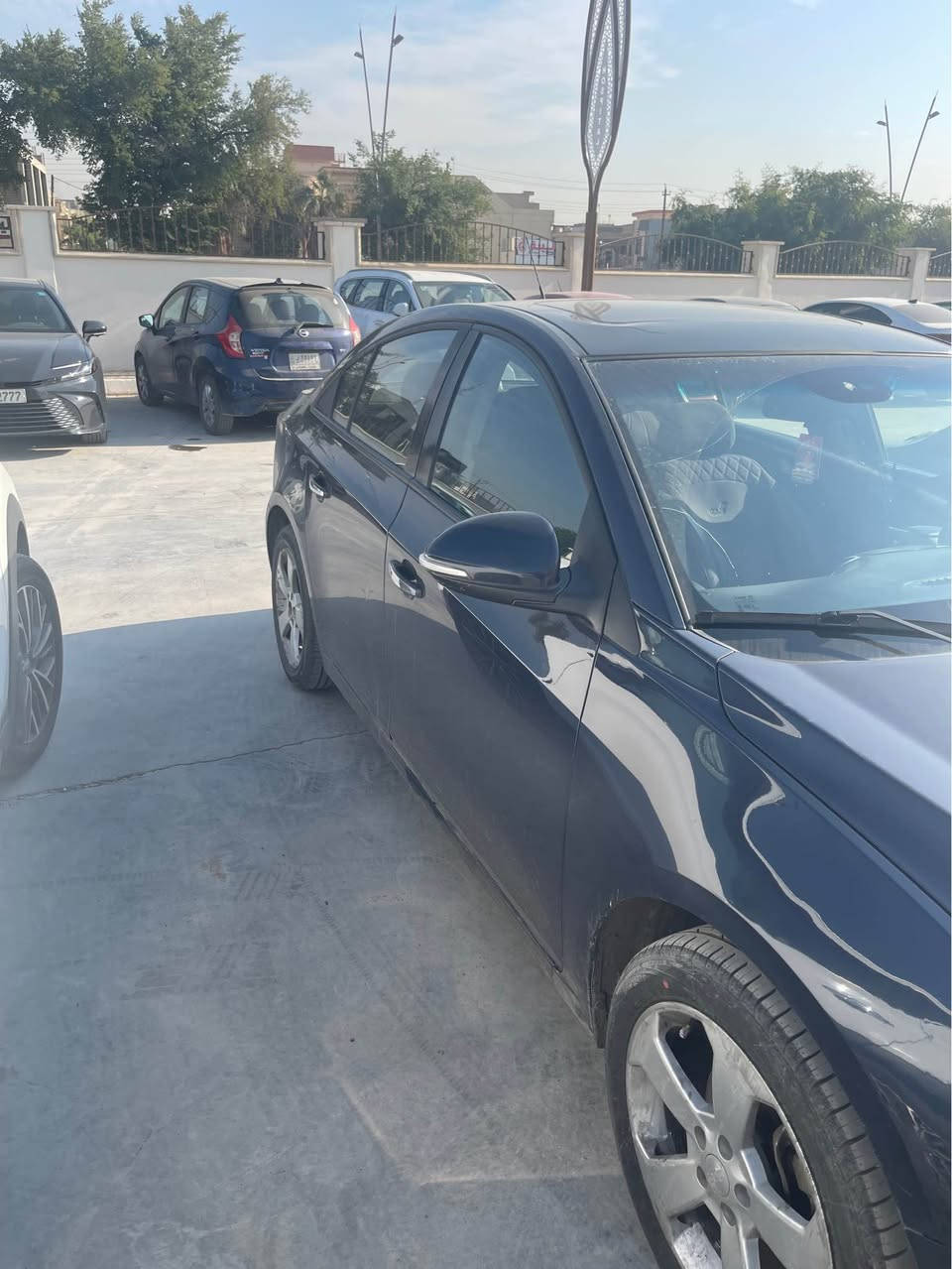 فول مواصفاتLT خليجي 
محرك 1800  
فتحة سقف 
نقاط عمياء
 خمس بصمات 
تشغيل بصمة 
شاشة 
شرط الكير والمكينة 
اللون نيلي وليس اسود 
السعر بيه مجال كلش بسيط  9400$
 ....الضرر تكمة باب امامي مسافة 20 سم معدل بارد 
وحافة الجاملغ الامامي يم اللايت تقريباً 15 سم فقط 
للتواصل والاستفسار واتساب حصراً : *********** موصل, نينوى
