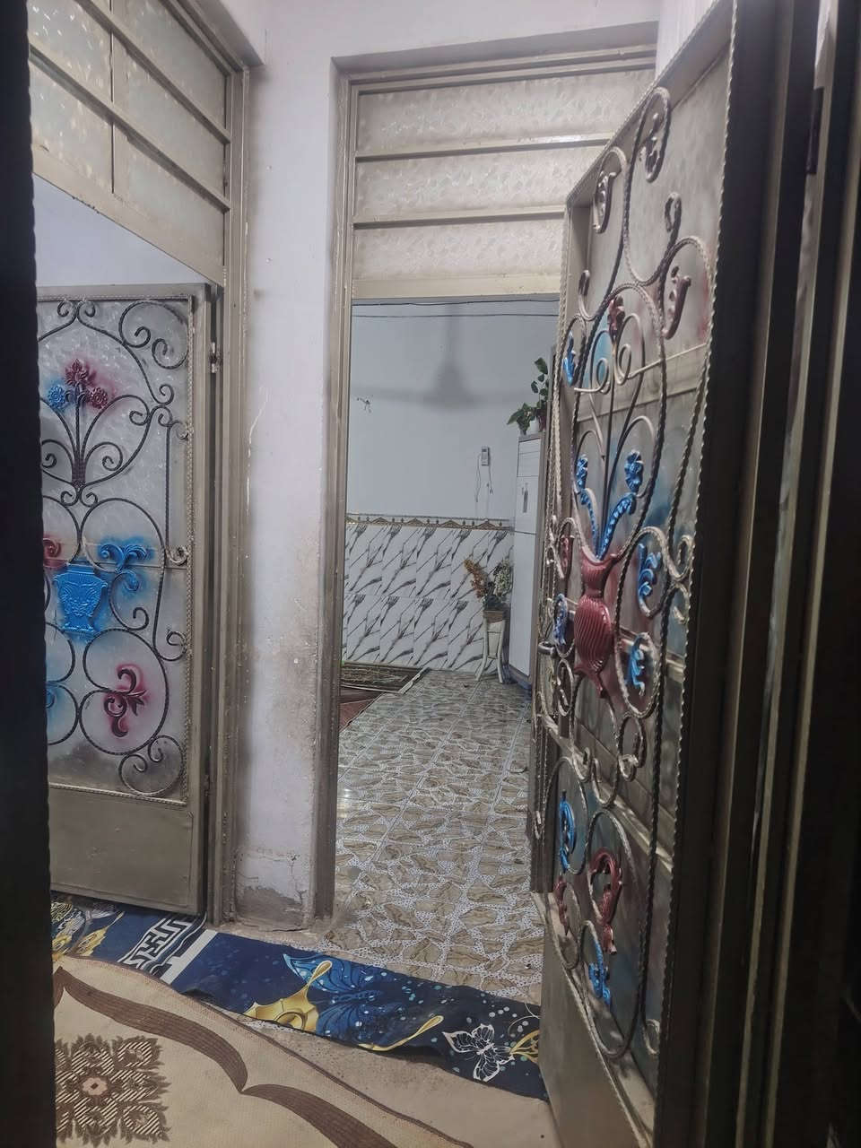 بيت للبيع مساحة ١٦٠ متر قاطين القاط الأرضي بي غرفةواستقبال وصالة ومطبخ ومنور والفوك غرفتين وصالة وصحيات السعر 45 خلف مدرسة الزوراء الأهلية لاتصال ع رقم ***********
