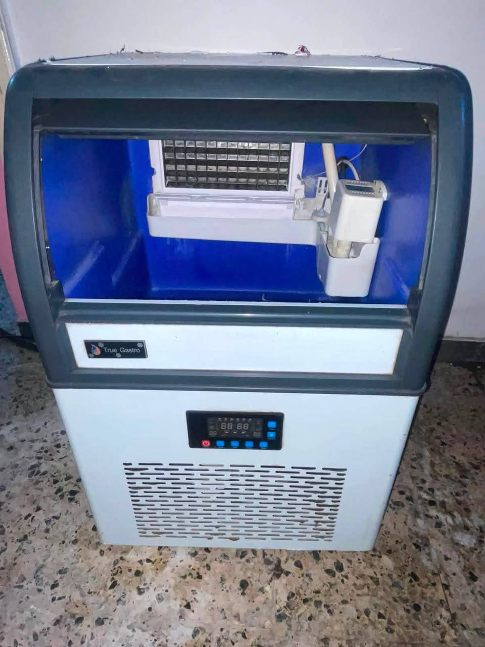 🧊 للبيع صانعة ثلج احترافية (Ice Maker)
الطاقة الانتاجية 40 كغم في اليوم 
✅ إنتاج سريع للثلج.
✅ مناسبة للمطاعم، الكافيهات، العصائر، والفنادق.
✅ تشغيل سهل مع شاشة تحكم رقمية.
✅ بحالة جيدة جداً  وجاهزة للعمل.

📍الموقع: بغداد
***********
📞 للاستفسار والسعر يرجى التواصل على الخاص أو الاتصال
