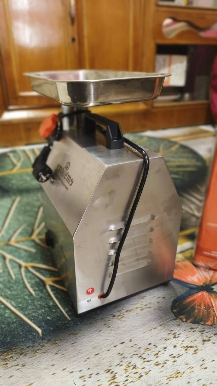 السلام عليكم تصفية محل مكينة ثرم لحوم صناعيه ١٢ انج من شركة امبليوم استخدام واحد فقط بعدها بالكارتون وجميع ادواتها الاحتياطيه
مع كرت الضمان تصليح لمدة سنه كامله مجاناً سعرها بالسوگ ب ٢٠٠ رايدها ب ١٥٠ الف بيع مستعجل متوفر خاص وهنا(***********)فلوجه
