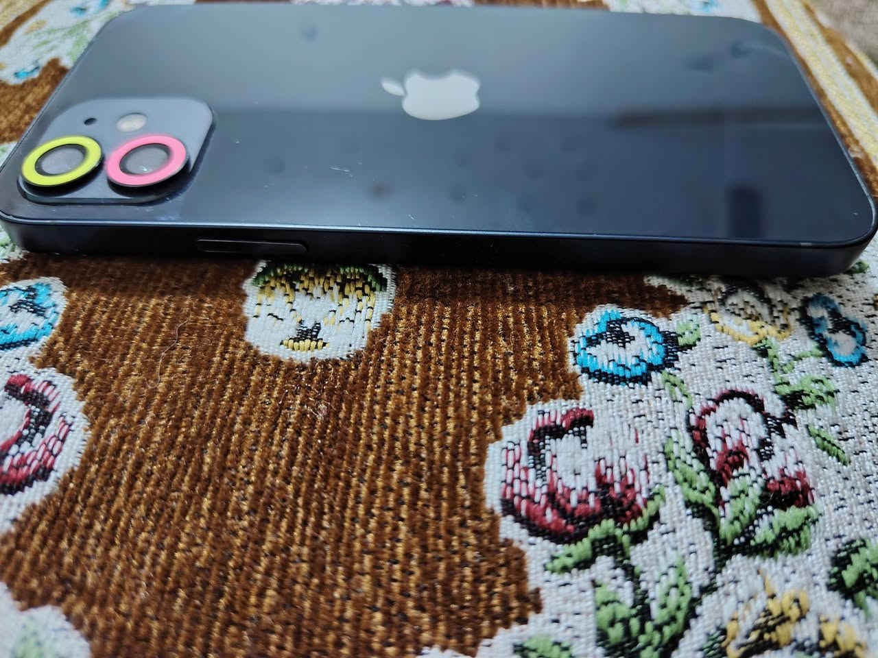 السلام عليكم
١٢ عادي ذاكرته ٦٤ مبدل شاشه وظهر وبطارية كلها اصلي و ما يصرف شحن رايده ب٢٠٠ و بي مجال ***********
