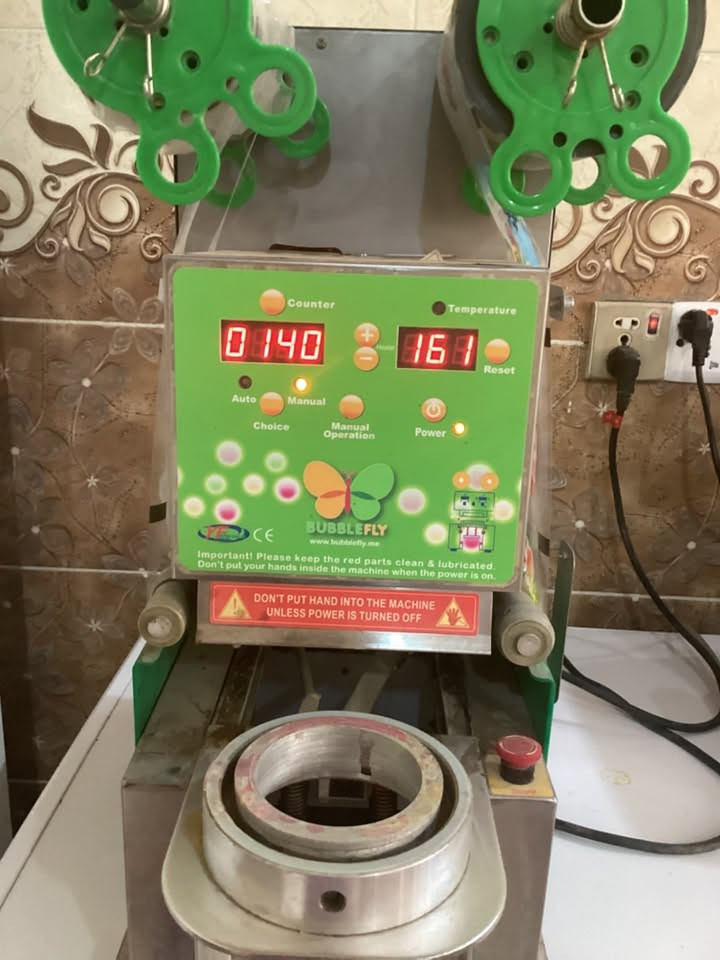 ماكينة كبس وتغليف الأكواب (BubbleFly) 🥤
الاستخدام: إغلاق وقفل الأكواب البلاستيكية والورقية حرارياً برول تغليف (تمنع تسريب العصائر والسلاش تماماً).
 التحكم: شاشة رقمية مدمجة لإظهار العداد الذكي ودرجة الحرارة، مع إمكانية التشغيل الأوتوماتيكي أو اليدوي.
 المميزات: أساسية ومثالية لمحلات العصائر والكافيهات لتجهيز طلبيات الدليفري والسفري بشكل احترافي 
السعر ب١٥٠ الف قفل  

***********
