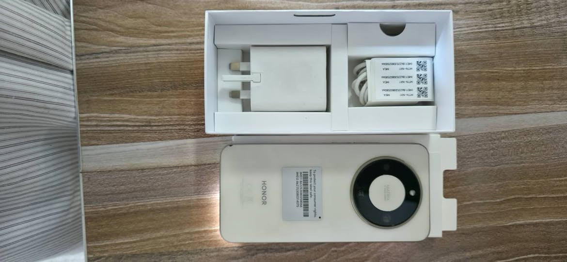 هونر 9d 5G خطين في الشاشه كما موضح بالصور
هاتف HONOR X9d 5G هو هاتف ذكي مميز لعام 2025، يأتي بشاشة AMOLED  6.79 بوصة (120Hz) وبطارية عملاقة بسعة 8300 مللي أمبير تدعم الشحن السريع 66 واط، مع كاميرا رئيسية 108 ميجابكسل ومقاومة فائقة للسقوط والماء (IP69K)، ومعالج Snapdragon 6 Gen 4، و12

خلل خطين بالشاشه يعني لازم تبديل  السعر 150 ***********
