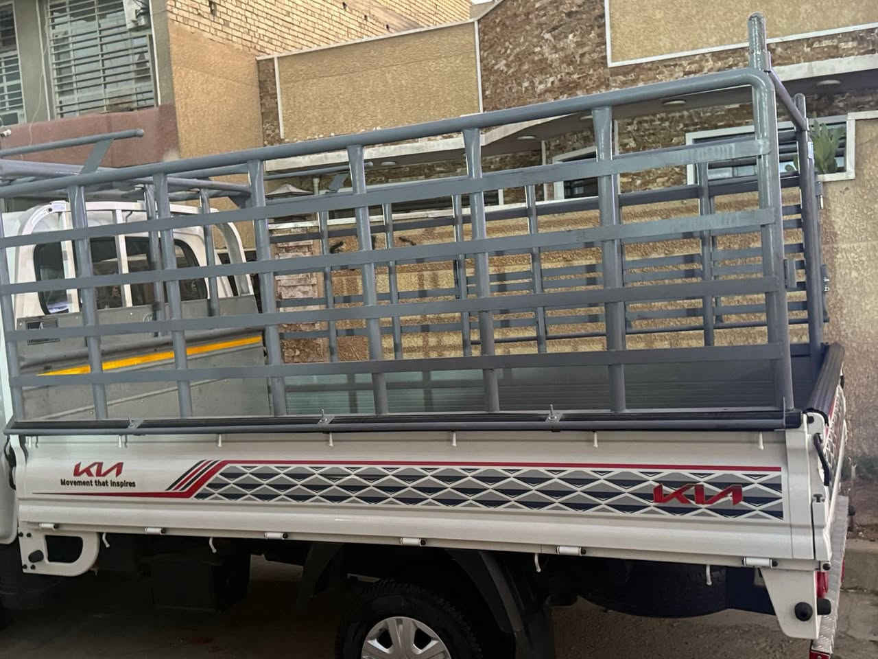 سلام وعليكم كيه بنكو للبيع سياره بعده جديده مماشيه رقم حولته  نكليزي شراي تصل عل رقم ***********
