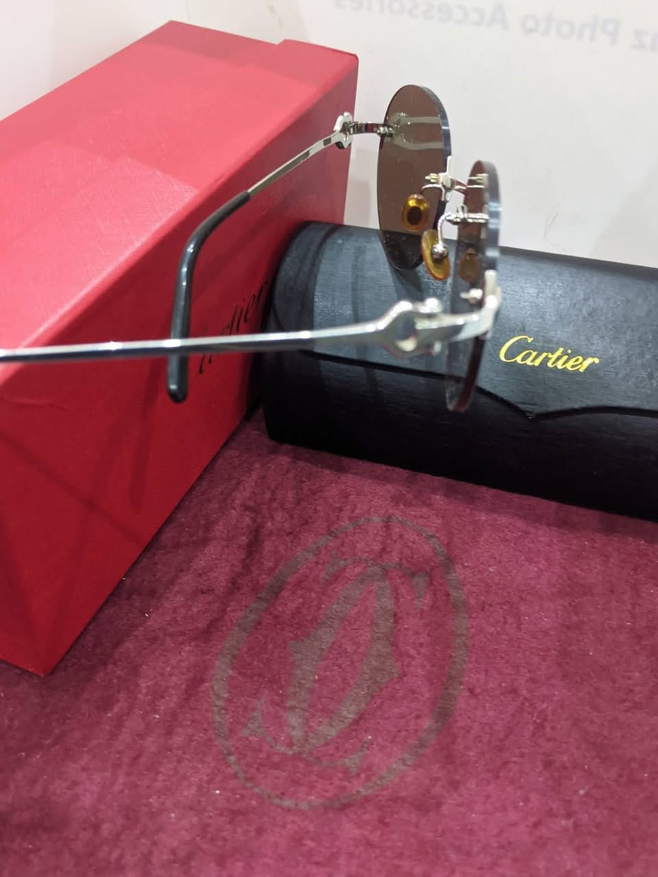 جوهره من ارقى اصدارات كارتييه باشا
لعشاق الذهب الابيض البلاتين.

Cartier rimless platinum pasha sunglasses 

مزاد بدايه من 5000 ويوجد شحن لاي محافظه


**إذا كنت صاحب هذا الإعلان وتريد حذفه لأي سبب، رجاءا أرسل رسالة إلى الدعم الفني**