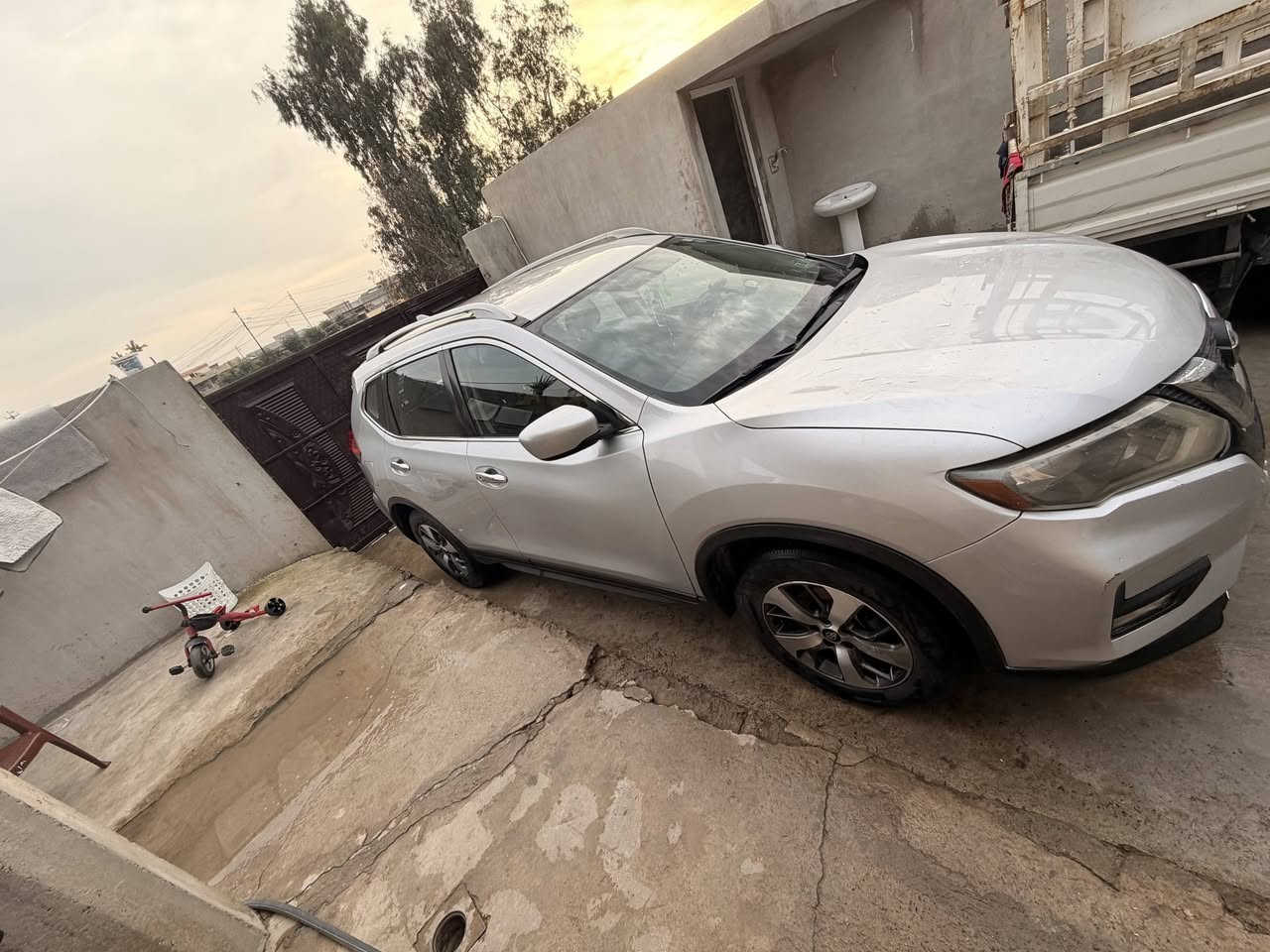 نيسان روج 2017 كير محرك بشرط بيه أربع قطع صبغ 
ورد أمريكي  بامريكا بونيد و جاملوغ ايرباك ستيرن بل العراق حفت الباب و جاملوغ امامي يعني بين الاثنين صاير 
مكان سياره موصل برطله 
سعر 135بي مجال 
***********او ***********
