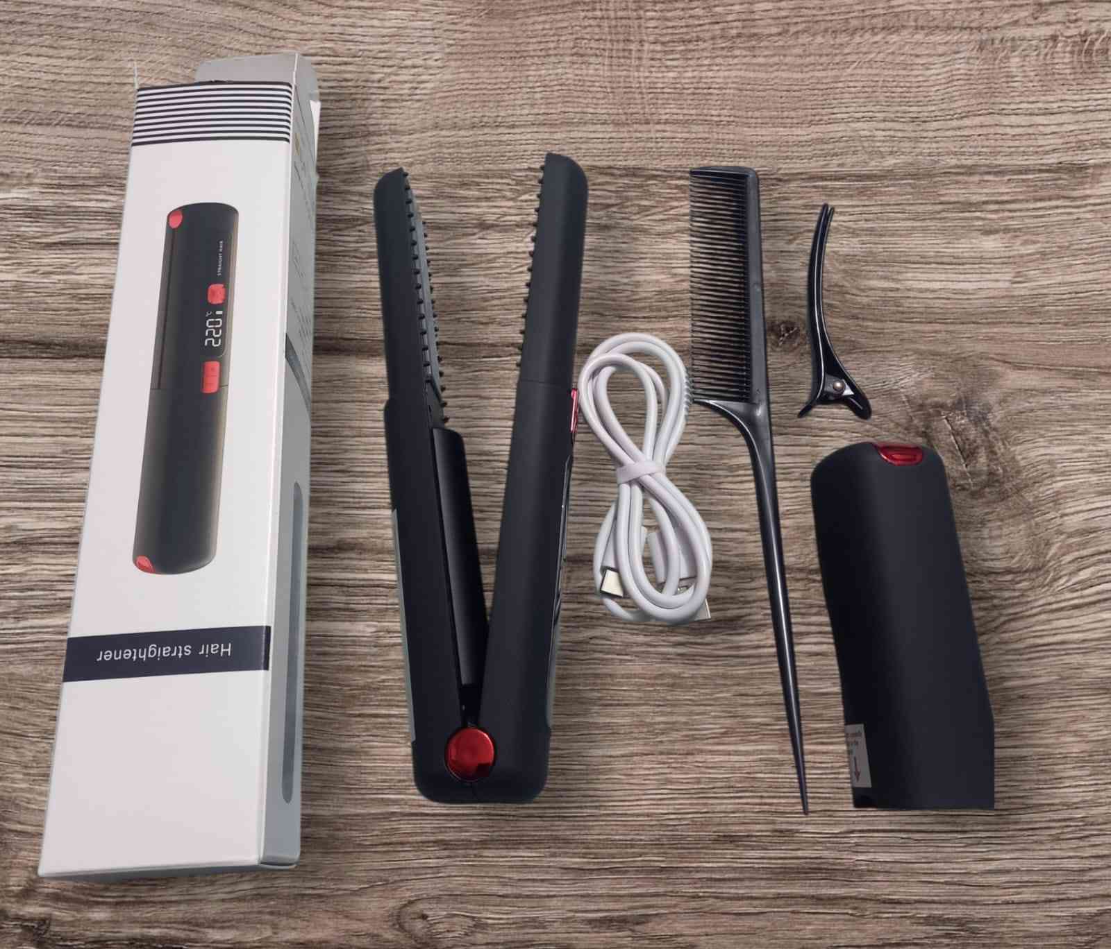 • كاوية شعر شحن تسريح وتمويج
• الطاقة: لاسلكية، تعمل ببطارية قابلة لإعادة الشحن بمنفذ USB.
• سعة البطارية: 4500 مللي أمبير.
• التسخين: ألواح سيراميك تسخن بسرعة (حوالي 10-30 ثانية).
• درجة الحرارة: تصل إلى 220 درجة مئوية 
• التصميم: مدمج وخفيف الوزن، يناسب حقيبة اليد.


**إذا كنت صاحب هذا الإعلان وتريد حذفه لأي سبب، رجاءا أرسل رسالة إلى الدعم الفني**