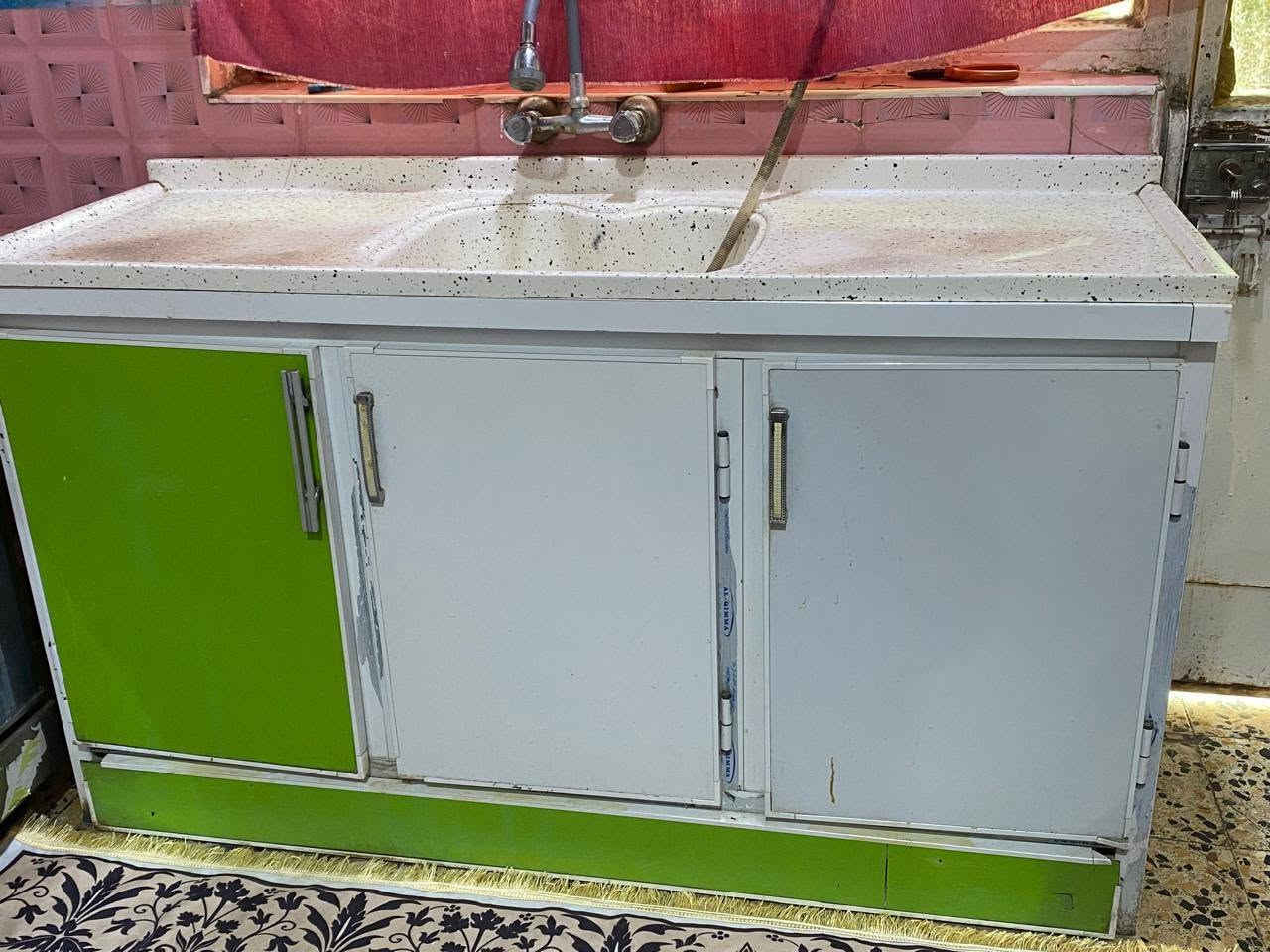 السلام عليكم ثلاجه كبيره للبيع سعر ١٥٠ وبيه مجال كاونتر ٣٠٠ وبي مجال ***********
