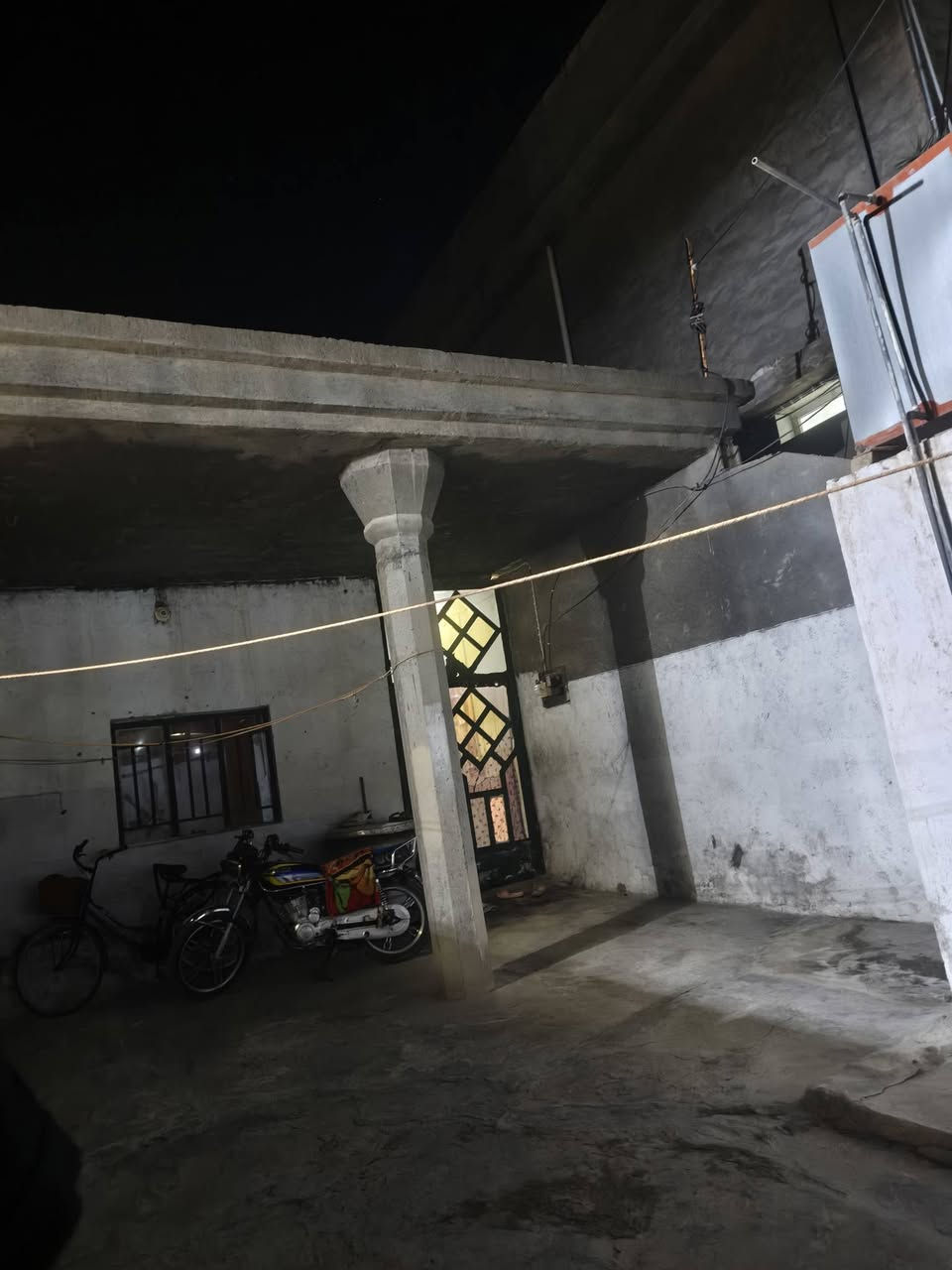 مشتمل المساحة 120 متر الموقع بلدروز اكسيرات شارع بيت شلاكه قرب ملعب منصور لاستفسار على هذه رقم *********** السعر خاص
