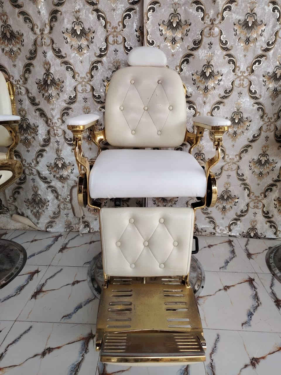 كرسي حلاقة للبيع ونظيف وشغال مكان بابل مدينه القاسم //*********** //***********
