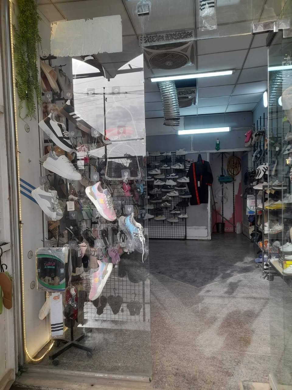 محل احذيه وسليبرات للبيع لعدم التفرغ في حي البساتين شارع الضباط موقع تجاري للاستفسار ***********
