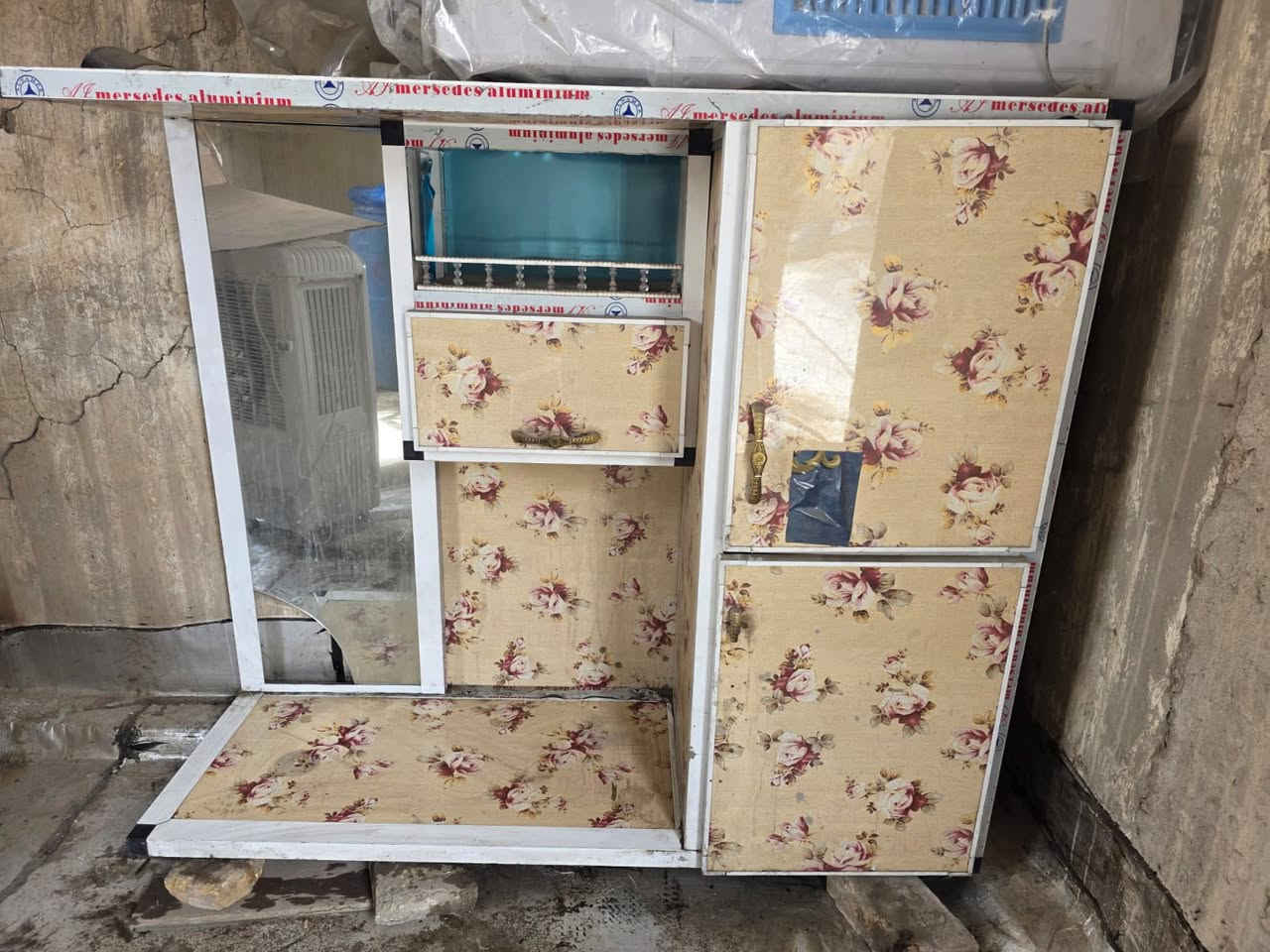 كاونتر قطعتين ارظي مع ملحق للبيع السعر ١٥٠الف  العنوان بغداد***********
