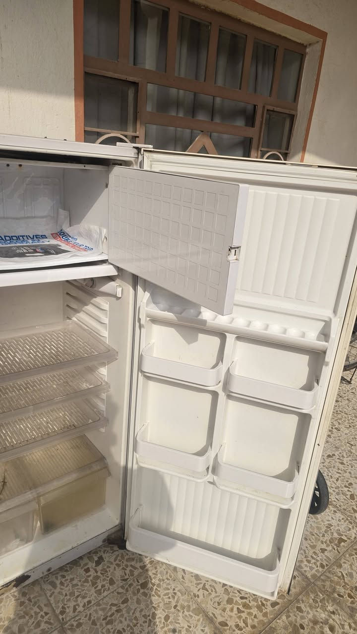 ثلاجتين للبيع بسعر مناسب شغالات نظيفات ***********
