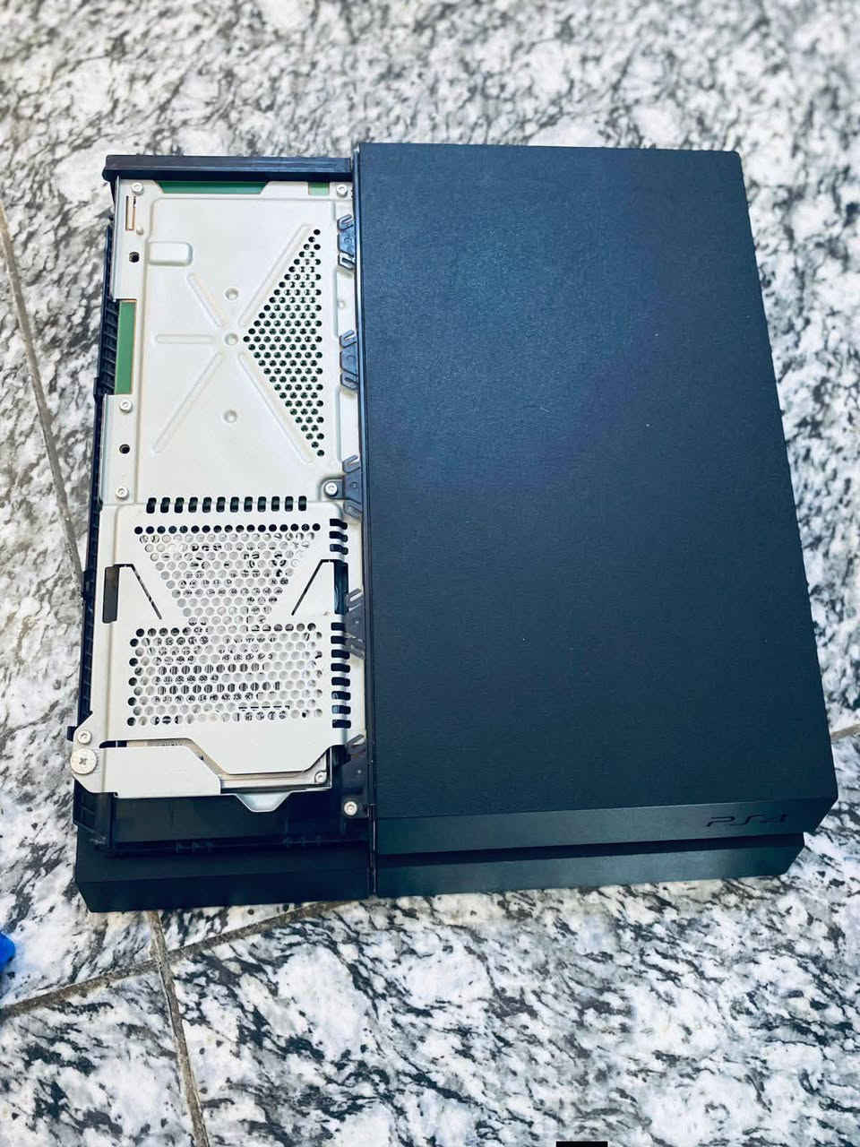 السلام عليكم بلي فور فات أونلاين بلي جديد لامفتوح لامصلح لوك ستيكر كامل ملحقاته يده اصليه وحده وقرص جيتي اي 5 ويو بي اس 850جديد البلي مستخدم اقل من اسبوعين مكاني التاجي حي الحسن العسكري السعر 195 تواصل واتساب ***********
