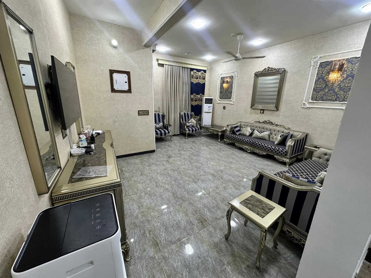 تحيه طيبه للبيع دار الموقع زوير الغربي فرع مظيف الرسول الأعظم مساحه 200 م مؤثث بناء حديث 3 نوم صاله هول كلدور مطبخ حديقه كراج خدمات لاستفسار مراجعه مكتب الدار للعقار علما الدار طابو زراعي سند 25 / ***********
