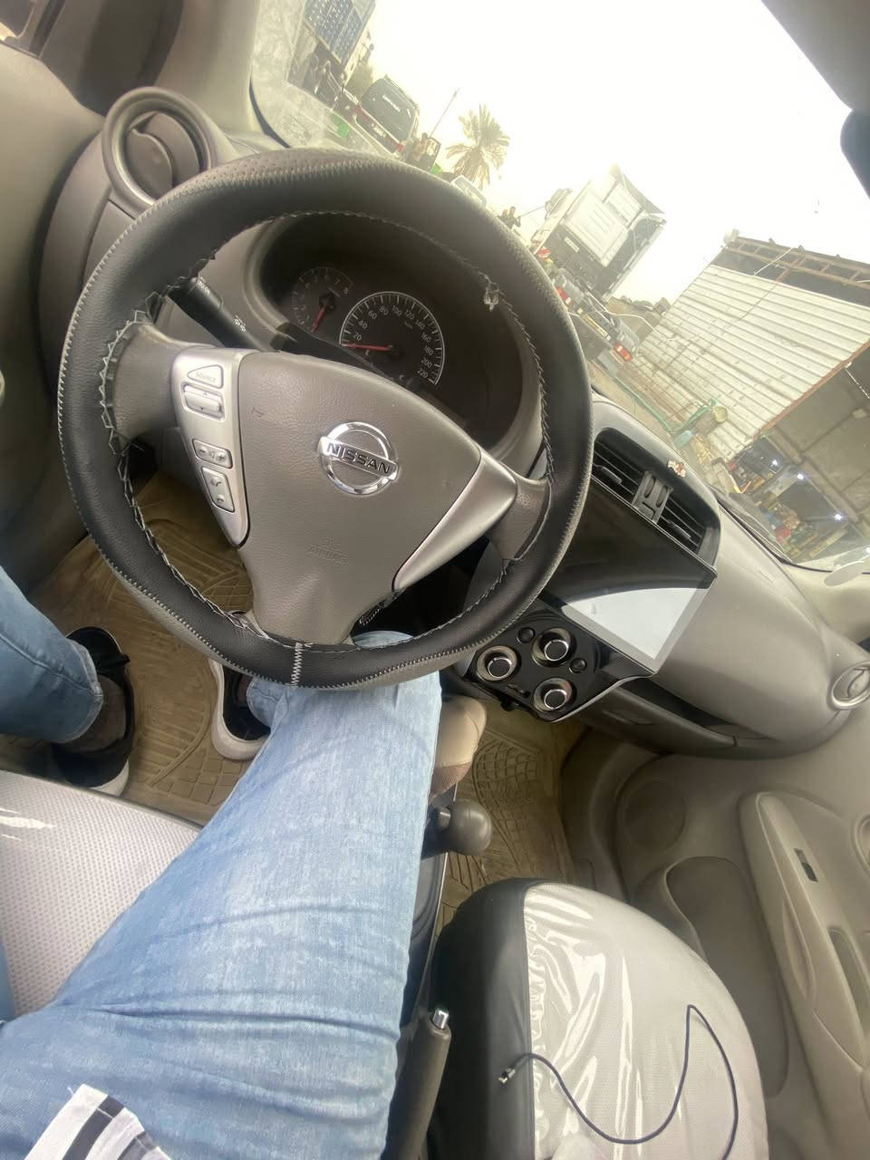 سلام عليكم نيسان سني هندي موديل 2020رقم اربيل بسم شركه فاخر مطلوبه  معروفه الشركه سياره مكفوله فقط بيها حالوب مواصفات اربع جام كهرباء مو جوبي تخم تاير وويل 15 جددتبريد خلفي شاشه حساسات كامره خلفيه ماشيه152الف سعر 85وبيها مجال قليل رقمي ***********
