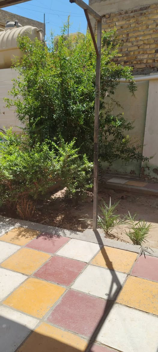 السلام عليكم بيت للبيع حي السفير مقابل سكله ابو جمال مساحة البيت 170 متر كراج يتسع ل سيارتين مع الحديقه مدخلين استقبل و مطبخ صاله معزوله مع ترك وغرفه بل اخير صطح شتايكر مكلف بل نشر ***********
