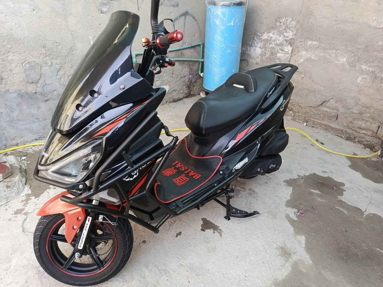 السلام عليكم ورحمة الله وبركاتة 
دراجه گوست صيني موديل 2024 كفاله محرك شرط برغي مامفتوح بيها مطلعها على ايدي من المعرض ماشيه 4000 مابيها لاضربه الدراجه حلوه لون اسود ملكي مدرعه 
مكاني ناصريه الأسكان الصناعي 
للاتصال «***********»
السعر 800وبيه مجال بسيط للشراي
