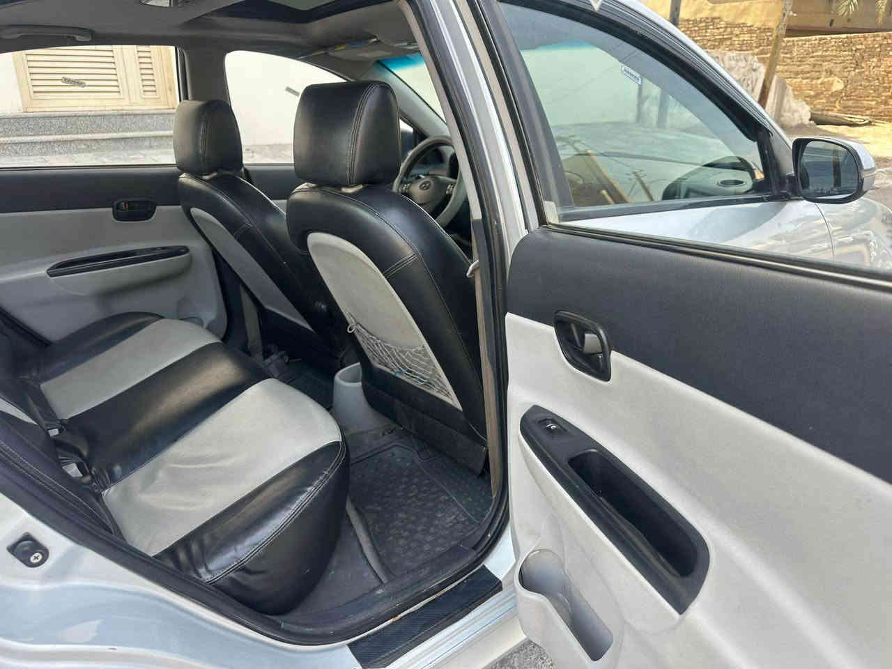 للبيع هونداي اكسنت ٢٠١٠ خليجي فول مواصفات للخير 
محرك وكير جدد ممفتوحات ولا ملعوب بيها مكفولات 
صدرين تخم تاير باتري كهربائيات كلها ع وضع الشركه 
السياره جديده مال بيت ومال جناي متحتاج مصرف 
السياره فول مواصفات للخير وكلشي بيها شغال 
كشرها كلش حلو بيها صبغ باب السايق فقط 
السعر ٩٤ ورقه وبي مجال للشراي العنوان بغداد حي الجامعه 

‭٠٧٧١ ٨٤٠ ٦٧٧٤‬ابو حسن اني مكلف بل نشر بغداد, العراق
