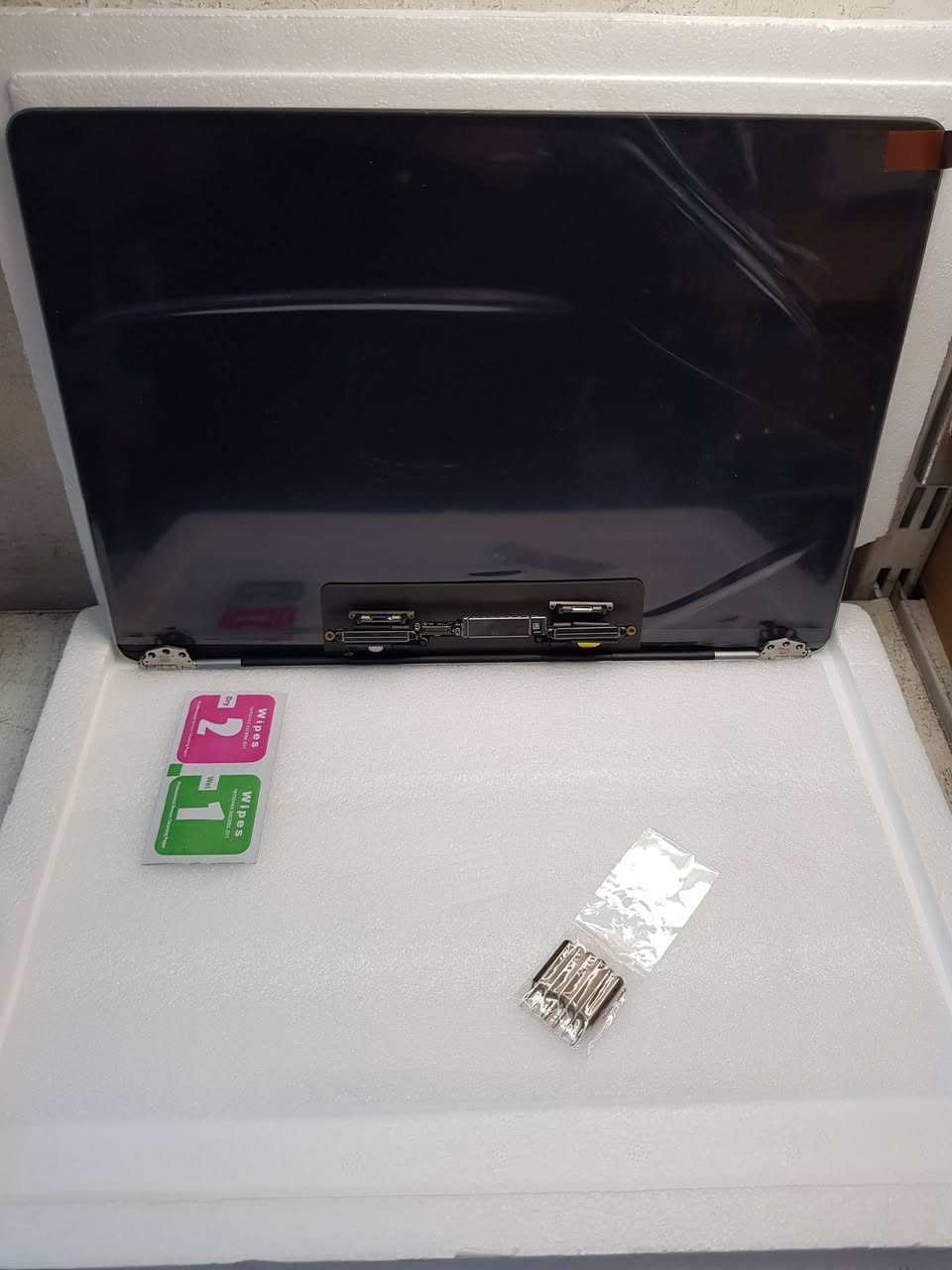 سلام عليكم 
متوفر شاشة Macbook 13 inch silver 
Model: 2159   2289   2251 
السعر 75 الف 
متوفر خدمة التوصيل الي جميع المحافظات
***********
***********
