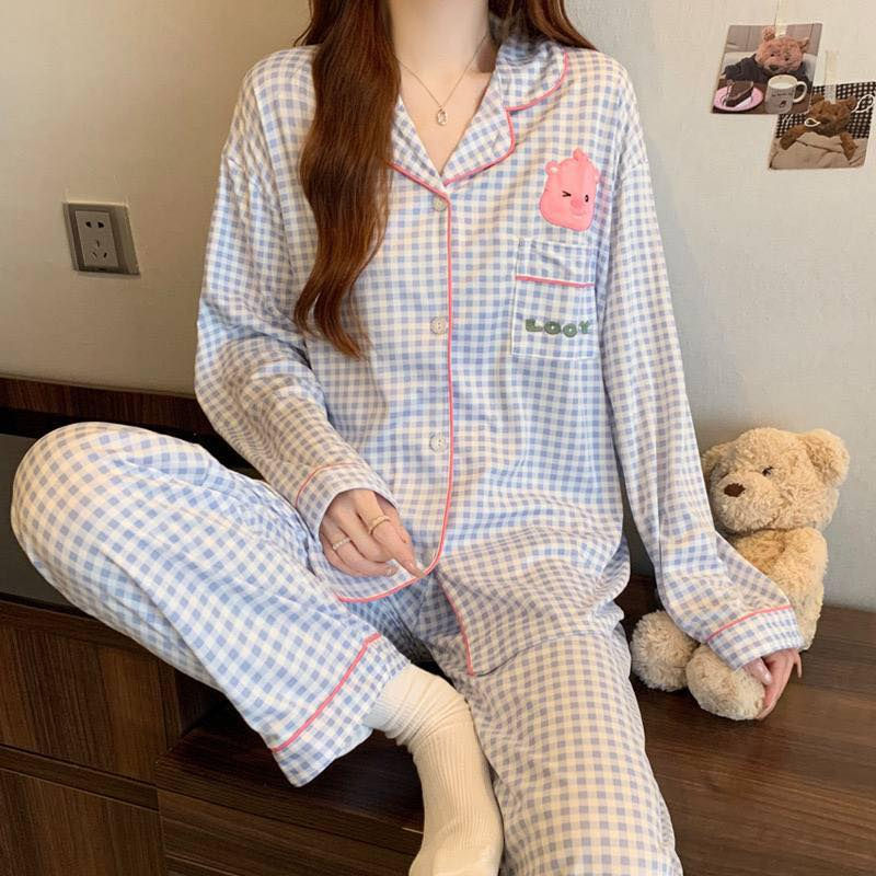 تراكات منزلية مريحة بتصميم عصري ولطيف  نوعيه جدا راقيه💛
مصنوعة من قماش ناعم وخفيف يمنحك إحساسًا بالراحة طوال اليوم. تتميز بنقشة مربعات أنيقة وأزرار ملونة تضيف لمسة مرحة، مع قصة واسعة تناسب الاسترخاء والنوم. الخيار المثالي لأناقة وراحة في المنزل ✨

سعر التراك 20 الف 

#تراكات


**إذا كنت صاحب هذا الإعلان وتريد حذفه لأي سبب، رجاءا أرسل رسالة إلى الدعم الفني**