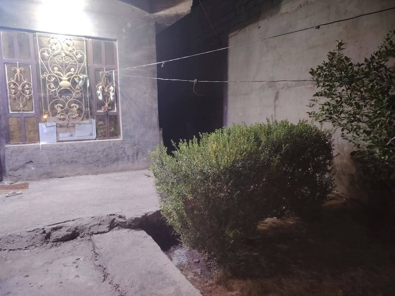 لسعر 28 وبعد بي مجال سلام عليكم بيت للبيع غرفه وحده +هول حمام داخلي +مطبخ ومضيف. بيت جديد صب كونكريت وجاهز مزفت وبيتونه صب كامل مكمل مساحه جبيره المكان جبله حي سلام لثاني قرب لنهر يبعد عن التبليط 50متر كافه لخدمات مي كهرباء واير سحب ماتصرف علي ربع للاستفسار. ***********. زراعي. *********** مساحه لكليه 240
