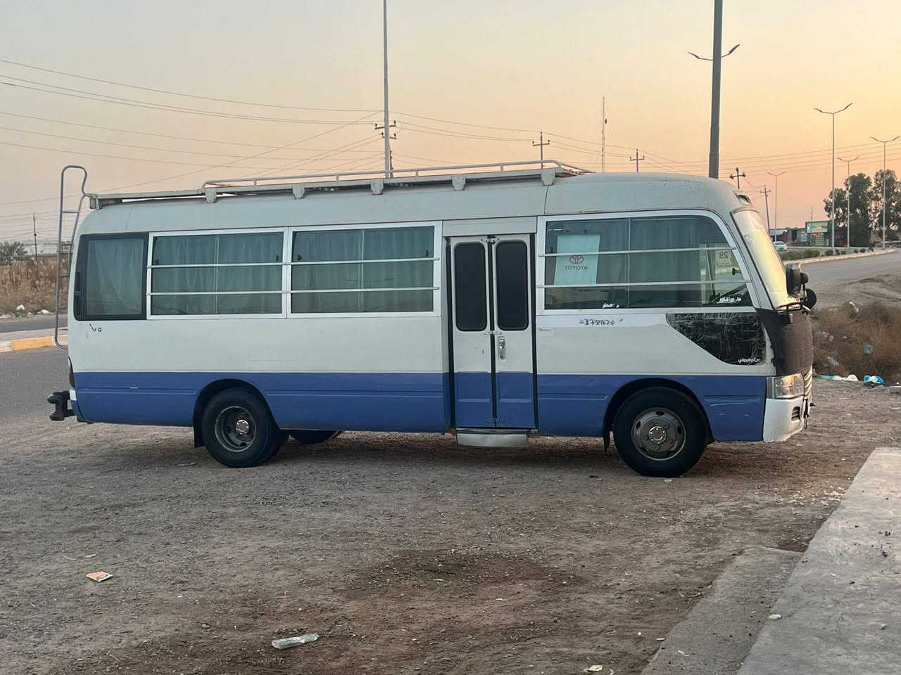 سلام عليكم للبيع كوستر موديل 2004 سياره حلوه مال جناي رقم بغداد بسمي سياره كير محرك اكسل خير من الله تايرات جوبلس سياره مال جناي السعر 190 وبيه مجال ***********0 مكان رمادي
