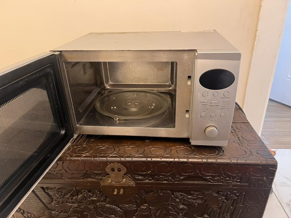 لسلام عليكم اغراض للبيع 
1- مايكرويف لمس شاشة ( cookworks) بالة الماني شغال   عدا عواج بالزاوية من احذتا سبب تخزين ……….…. سعر 25 الف 
2 -مكنسة سطل كبيرة نوال 1800 واط نظيفة جداً مع ملحقاتها شغالة على وضع الشركة  …….…. سعر 25الف  
- 3 مكنسة ذكية شحن بالة الماني شبه جديدة للباركيه والسيراميك  مع رول جديد احتياط مسح وتنظيف تحتوي على خزان ماء …..…. سعر 30 الف 
الاتصال على ***********
