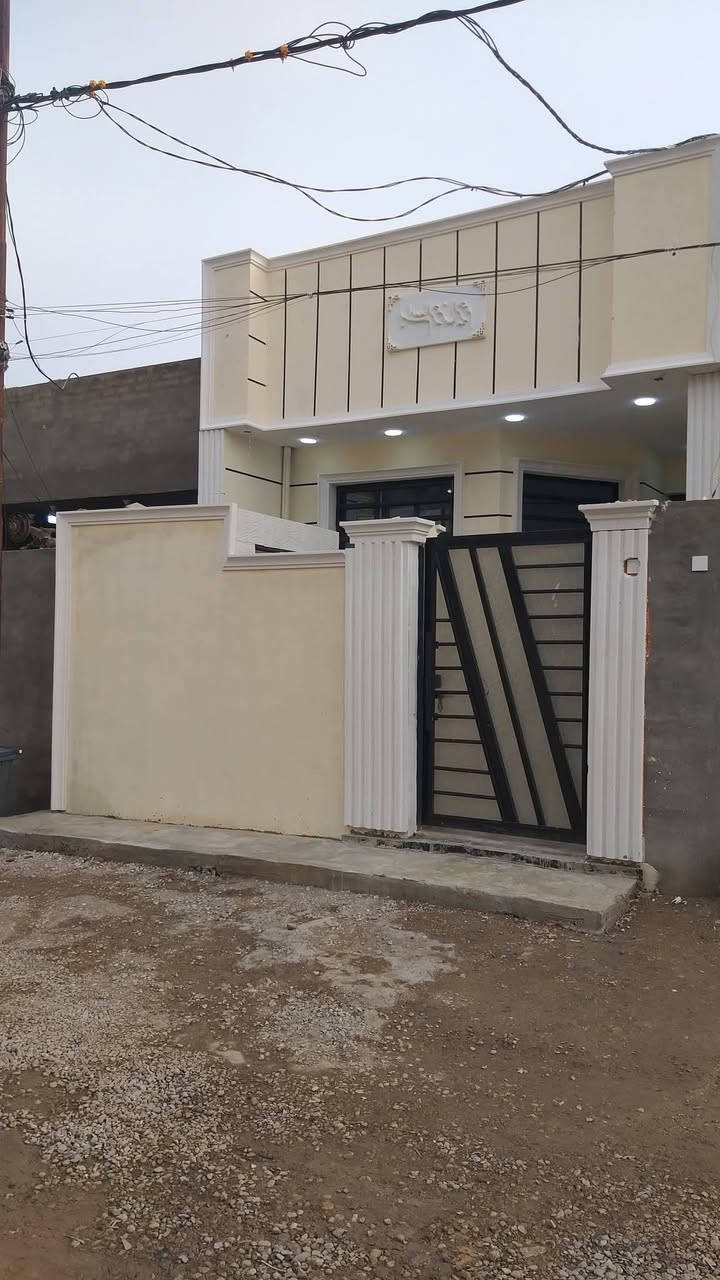 مشتمل للبيع حي حكيم شارع افران الهادي قرب كورنيش مساحه 100متر كله طابوك يتكون من غرفه نوم وصاله ومطبخ واستقبال مرقم من بلديه حديث جاهز للسكن كهرباء بوري نضام سبالت تقطير فوول مواصفات واجهه فوم وصبغ ***********واتساب أو ***********سعر
