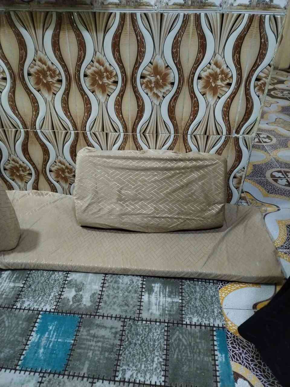 كعدة عربية للبيع وياهن تلبيسة لارضيات 5 الطول مترتين   االتجيات العضهر 9 زواية 2 التكيات عدد 6 السعر 200 وبيهن مجال العنوان البصرة دور المحاربين الرقم ***********
