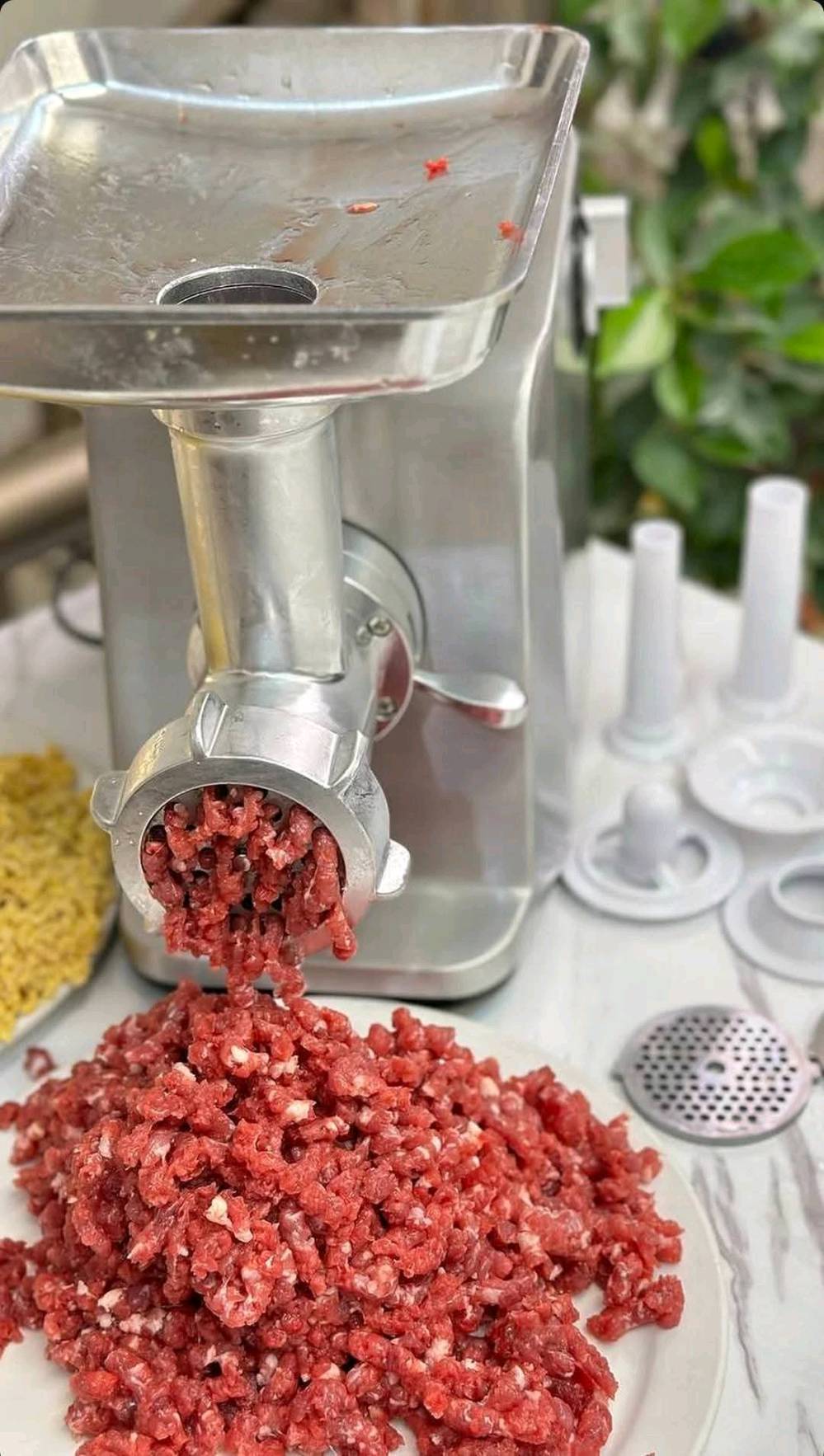 🥩 تعرف على أحدث مثرامة لحم صناعية ! 🥩
هيكل خارجي مصنوع من الفولاذ المتين ودشالي حديد 
بالأضافة الى الملف النحاس الخالص 100% مما يعطي افضل النتائج
تمتاز بقوة 3000 واط لأفضل تجربة ، بالإضافة إلى حجم 10 يضمن لك إعداد الوجبات اللذيذة بكل سهولة وسرعة.

🛡️ مع ضمان سنة كاملة للأداء الممتاز، لا داعي للقلق! 🛡️

استمتع بنتائج مذهلة في وقت قياسي وتمتع بالأداء المتميز طوال فترة الضمان.

المميزات:
🔹 ثلاث قوالب للتحكم بدرجة الخشونة.
🔹 قوالب للكبة والباسطرمة
🔹 تصميم ألماني الصنع للمتانة والجودة.
🔹 توصيل إلى بغداد والمحافظات.

للحجز والأستفسار مراسلتنا 📩📨 
او الاتصال ***********
