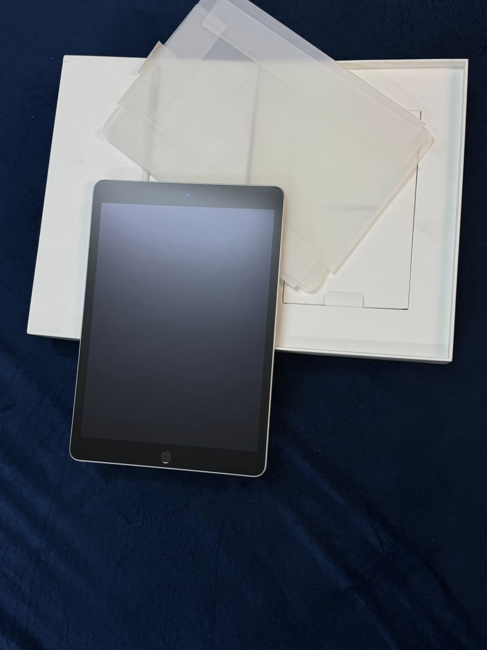 ايباد 9
ذاكره 64
نظيف ومكفول ممفتوح ابد 
شحنه شرط يومين ..
ببجي سلاسه فول ..
غراضه كيبل وكارتون حتى لزكه الشركه بعدها .. 
مكاني بغداد الشعب (250) الف 
***********
