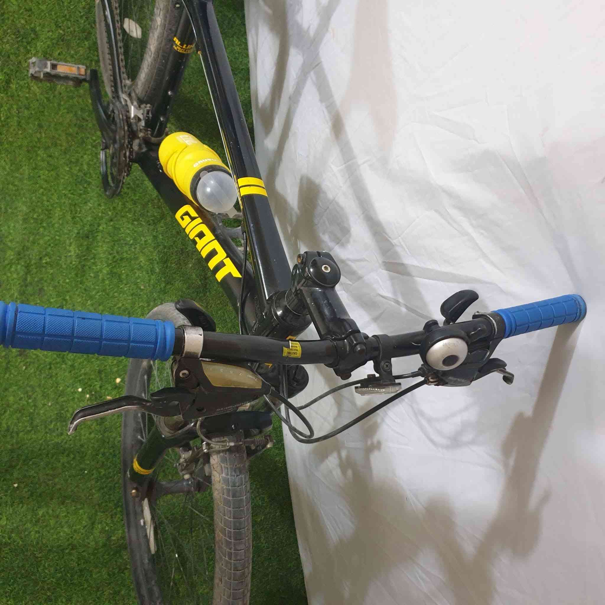 بايسكل حجم 26
ماركه جيانت العالميه
باله ياباني اصلي كسر حاويه 
جاهز بدون اي نقص 
كيوره (8x3) نمره سحب دفع شيمانواصليات 
السعر 180 الف
يوجد توصيل 
للاستفسار ***********
