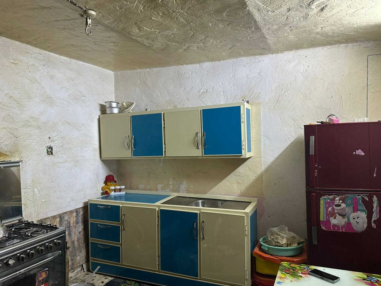 دار للبيع 100مربع حي الوحده الاولى قريب على شارع الزهور بناء وسط طابق واحد بي غرفه وبراني وصاله وصحيات داخليه و خارجيه ومطبخ للتواصل ***********
