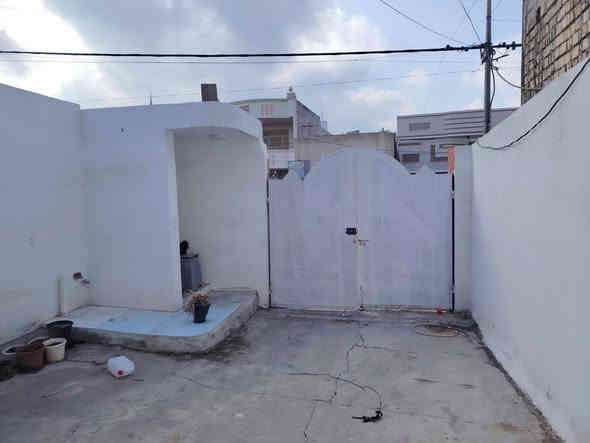 سلام عليكم
ثلاث مشتملات للبيع
الموقع صلاح الدين قضاء بلد حي العبور خلف مركز الشرقيه او الفرع المقابل مجمع الأمزون 
جنس عقار ملك طابو صرف
المساحه ٢١٠ متر بالسند واقع حال ٤١٠ متر
يحتوي على كل مشتمل منها
استقبال
مطبخ
صاله
غرفه نوم
صحيات داخليه وخارجيه
خدمات متكامله كهرباء ماء اساله تبليط مجاري
للاستفسار الاتصال على الأرقام التاليه
***********
***********
او مراجعة مكتب التمار للعقار الواقع شارع المحطه محلات الحاج عدنان
