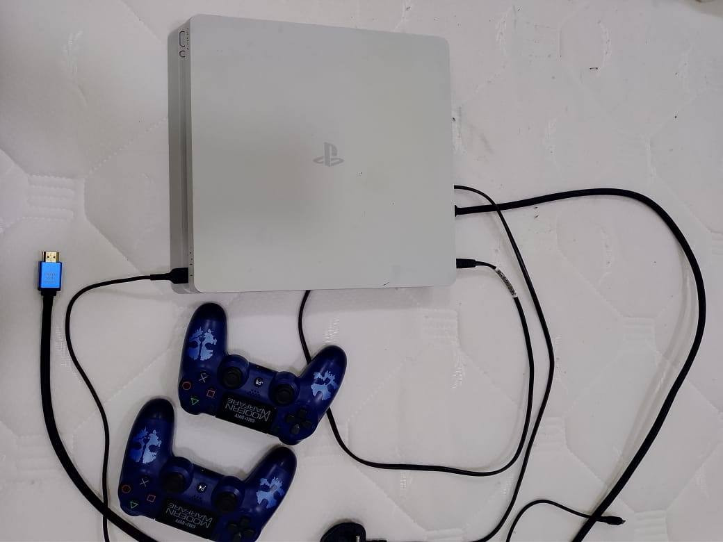 بلي فور سلم للبيع ما مفتوح جوستك ثنين ويا قرص واحد اله الحرب . السعر300 وبي مجال وباقي الاقارص بيع مفرد 🤍 تواصل عبر الرقم ***********
